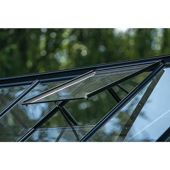 Halls Montageleiste - B x L: 12 x 191,2 cm, Passend für: Halls Gewächshaus ICON GARDENHOUSE 6 mit 8,6 m² - Nahaufnahme des geöffneten Fensters eines Gewächshauses, das für Belüftung sorgt, mit Fokus auf Rahmen und Mechanik.
