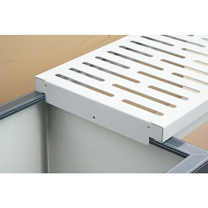 Palatino Bankauflage Bridge - L x B x H: 69 x 40 x 4 cm, Weiß - Nahaufnahme eines weißen Metallregals mit Schlitzen, das auf einem grauen Rahmen befestigt ist. Das Regal hat eine glatte, moderne Ästhetik.