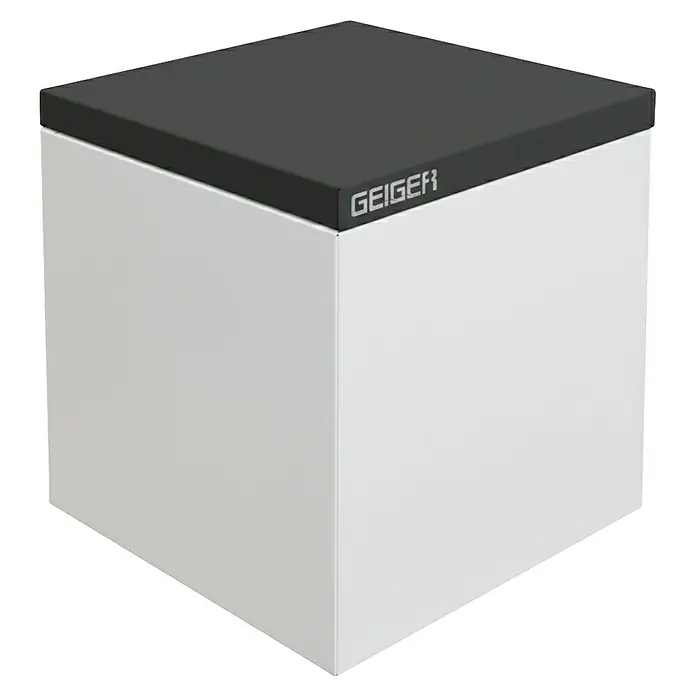 Palatino Tischplatte / Auflage Top - L x B x H: 60 x 60 x 6 cm, Stahl, Anthrazit - Der abgebildete Geiger-Würfel hat eine schwarze Oberseite mit dem Schriftzug "GEIGER" und einen weißen Korpus. Ein schlichtes, modernes Möbelstück.