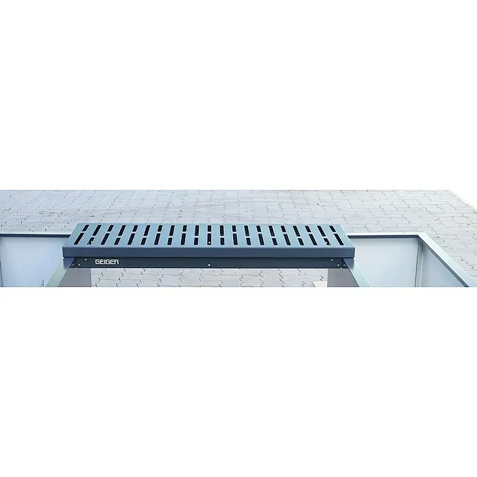 Palatino Bankauflage Bridge - L x B x H: 109 x 40 x 4 cm, Anthrazit - Detailansicht einer grauen GEIGER-Abdeckung mit Schlitzen, die auf einer Struktur mit glatten, weißen Paneelen montiert ist.