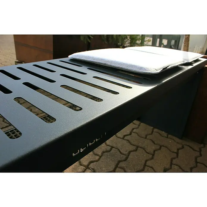 Palatino Bankauflage Bridge - L x B x H: 69 x 40 x 4 cm, Anthrazit - Nahaufnahme einer grauen Bank mit einem weißen Kissen, die sich perfekt für den Außenbereich eignet.