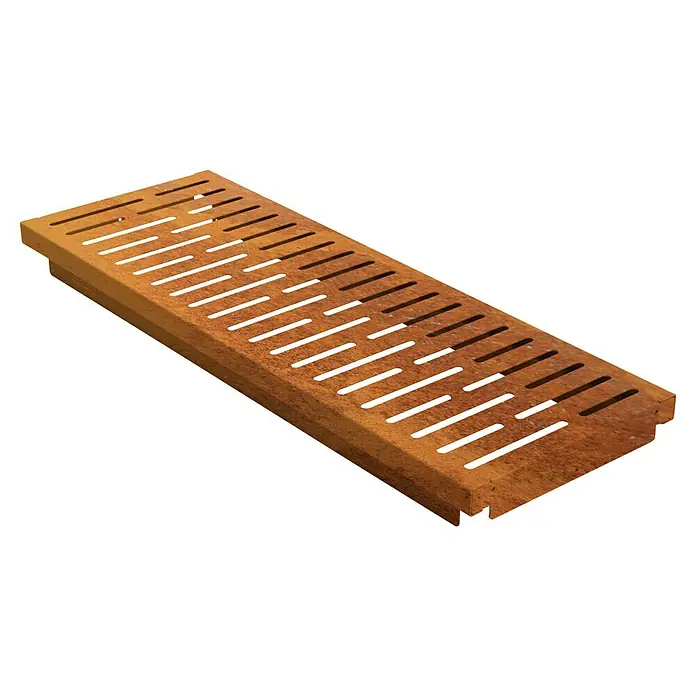 Palatino Bankauflage Bridge - L x B x H: 109 x 40 x 4 cm, Cortenstahl - Das Bild zeigt eine rechteckige, rostige Bodenablaufabdeckung mit Schlitzen, die auf einem schwarzen Hintergrund liegt.