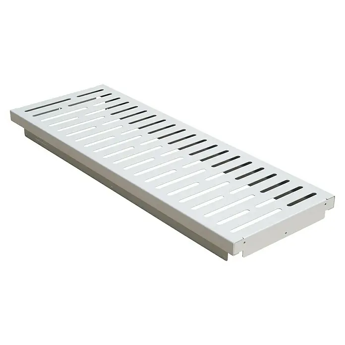 Palatino Bankauflage Bridge - L x B x H: 109 x 40 x 4 cm, Weiß - Detailaufnahme eines weißen, länglichen Kabelkanals mit Schlitzmuster für die Kabelführung in Büro oder Industrie.