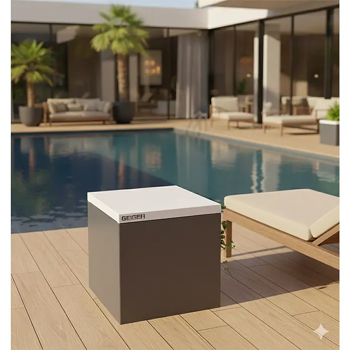 Palatino Tischplatte / Auflage Top - L x B x H: 60 x 60 x 6 cm, Stahl, Weiß - Ein stilvoller Geiger-Kühler in Würfelform steht am Pool und bietet Komfort und Design für entspannte Stunden im Freien.