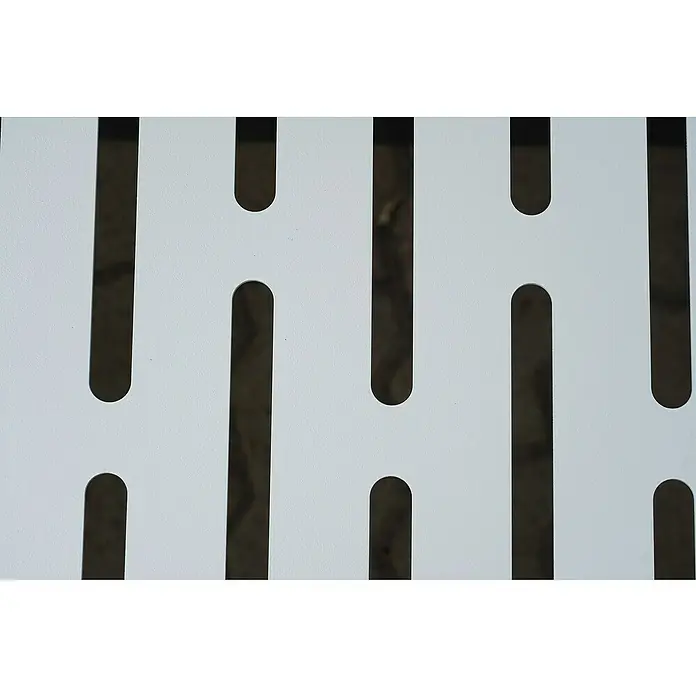 Palatino Bankauflage Bridge - L x B x H: 69 x 40 x 4 cm, Weiß - Nahaufnahme eines weißen, perforierten Metallpaneels mit einem Muster aus vertikalen Schlitzen und abgerundeten Enden, das ein modernes Design zeigt.