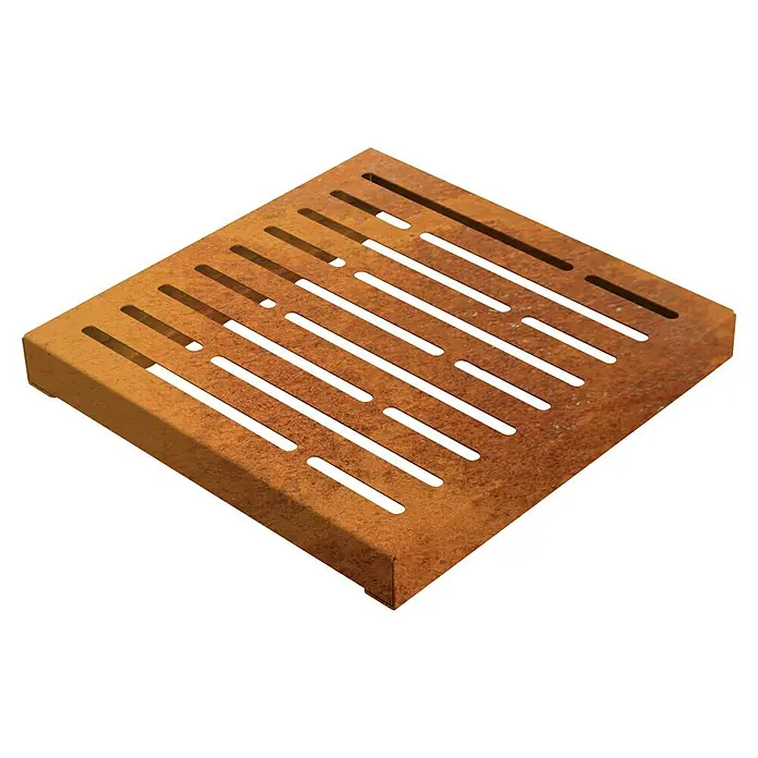 Palatino Sitzauflage Point - L x B x H: 60 x 60 x 6 cm, Rostbraun - Nahaufnahme eines quadratischen, verrosteten Metallbodens mit schlitzförmigen Löchern für eine moderne und industrielle Ästhetik.