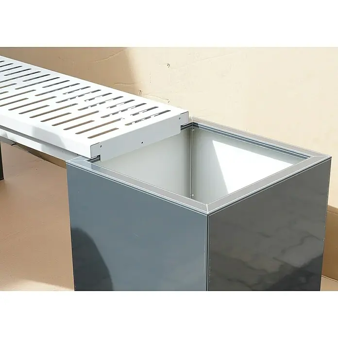 Palatino Bankauflage Bridge - L x B x H: 69 x 40 x 4 cm, Weiß - Hier ist ein grauer Pflanzkasten mit einer weißen Ablagefläche. Der minimalistische Stil und die klaren Linien passen gut in moderne Gärten.