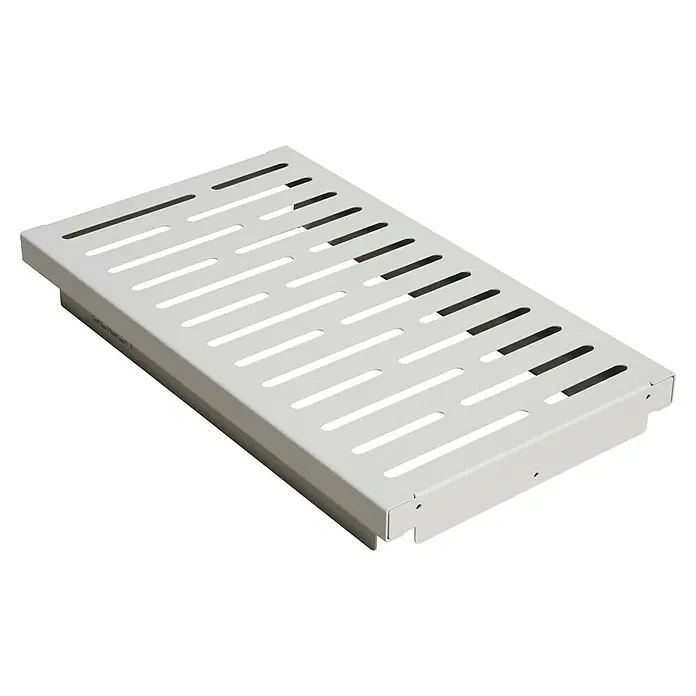 Palatino Bankauflage Bridge - L x B x H: 69 x 40 x 4 cm, Weiß - Nahaufnahme einer weißen, perforierten Server-Rack-Ablage, die auf einem schwarzen Hintergrund präsentiert wird.