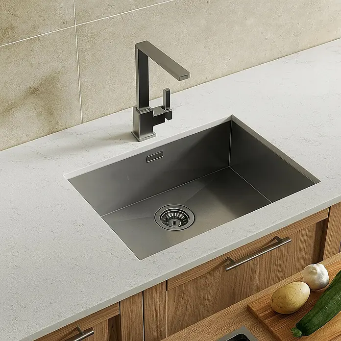 Rodi Fregadero encastrable Box Line 74 - 43,6 x 77,6 cm, Acero inoxidable - Fregadero de acero inoxidable con grifo moderno, integrado en una encimera luminosa, complementado con armarios de madera.