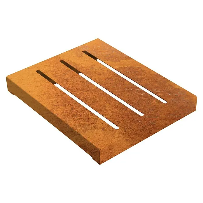 Palatino Sitzauflage Point - L x B: 50 x 40 cm, Rostbraun - Nahaufnahme eines rechteckigen, rostfarbenen Pflastersteins mit drei Schlitzen, der einen modernen Touch für Außenbereiche bietet.