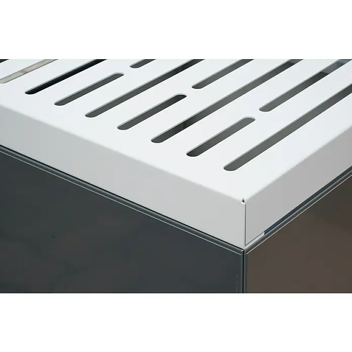 Palatino Sitzauflage Point - L x B x H: 60 x 60 x 6 cm, Weiß - Detailaufnahme einer eleganten, perforierten Oberfläche in Weiß, die auf einem dunklen, modernen Unterbau ruht.