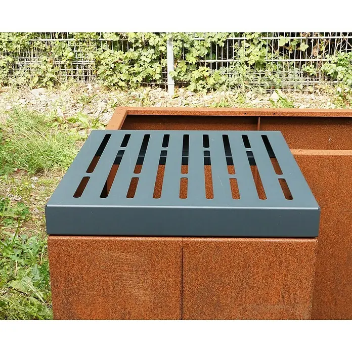 Palatino Sitzauflage Point - L x B: 50 x 40 cm, Anthrazit - Nahaufnahme einer modernen, rechteckigen Feuerstelle mit einem grauen Gitteraufsatz, ideal für Outdoor-Ambiente.