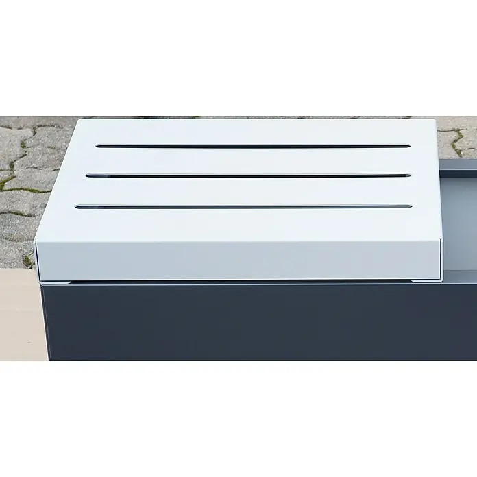 Palatino Sitzauflage Point - L x B: 50 x 40 cm, Weiß - Nahaufnahme eines weißen Briefkastens mit drei Schlitzen auf einem grauen Untergrund.