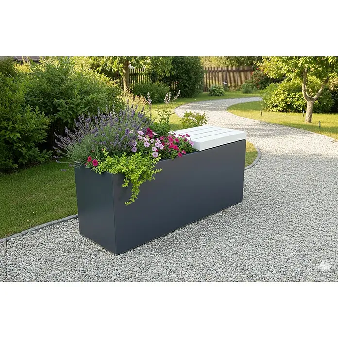 Palatino Sitzauflage Point - L x B: 50 x 40 cm, Weiß - Dekorative Pflanzbank mit blühenden Pflanzen in einem üppigen Garten, die zum Entspannen einlädt.