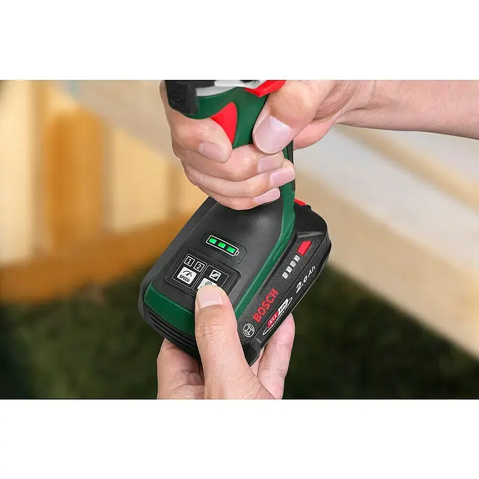 Bosch Power for All 18V Akku-Drehschlagschrauber UniversalImpactDrive 18V-210 - 18 V, Ohne Akku, 210 Nm - Nahaufnahme eines Bosch-Akkuschraubers mit Bedienelementen, der in der Hand gehalten wird. Das Modell bietet verschiedene Geschwindigkeitsstufen.