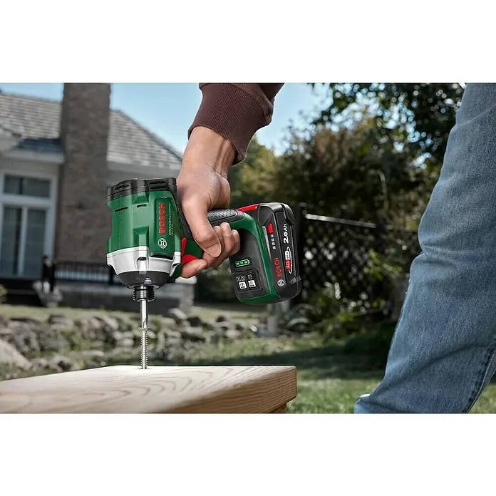 Bosch Power for All 18V Akku-Drehschlagschrauber UniversalImpactDrive 18V-210 - 18 V, Ohne Akku, 210 Nm - Nahaufnahme eines Bosch Akku-Schlagschraubers in Aktion, der eine Schraube in ein Holzbrett schraubt.
