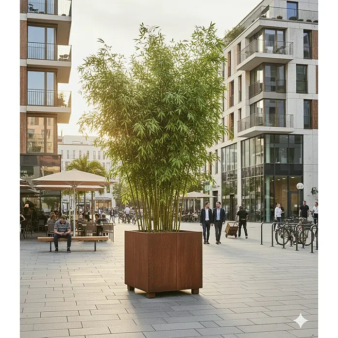 Palatino Hochbeet Urban Steps - 100 x 100 x 80 cm, Stahl, Rostrot - Rustikaler Pflanzkübel mit Bambuspflanze auf einem belebten Platz, umgeben von modernen Gebäuden und Cafés.