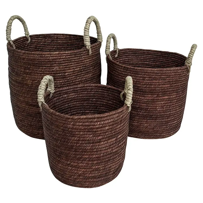 Korb Batna - Ø x H: 24 x 29 cm, Rostrot - Ein Set aus drei braunen geflochtenen Aufbewahrungskörben mit Seilgriffen, ideal zur stilvollen Organisation Ihres Zuhauses.