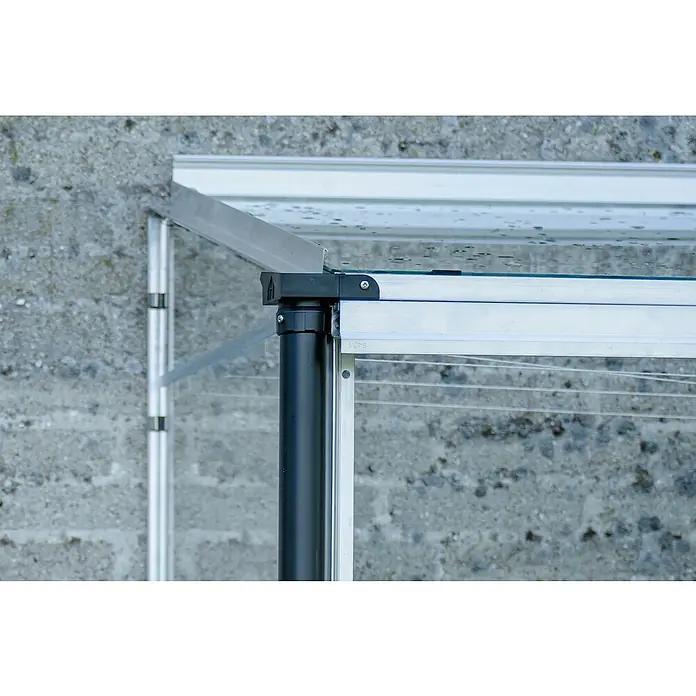 Halls Dachrinnen-Set Verbindungsset - Passend für: Halls Gewächshäuser - Nahaufnahme einer Ecke des Gewächshauses mit Aluminiumrahmen und schwarzer Säule.