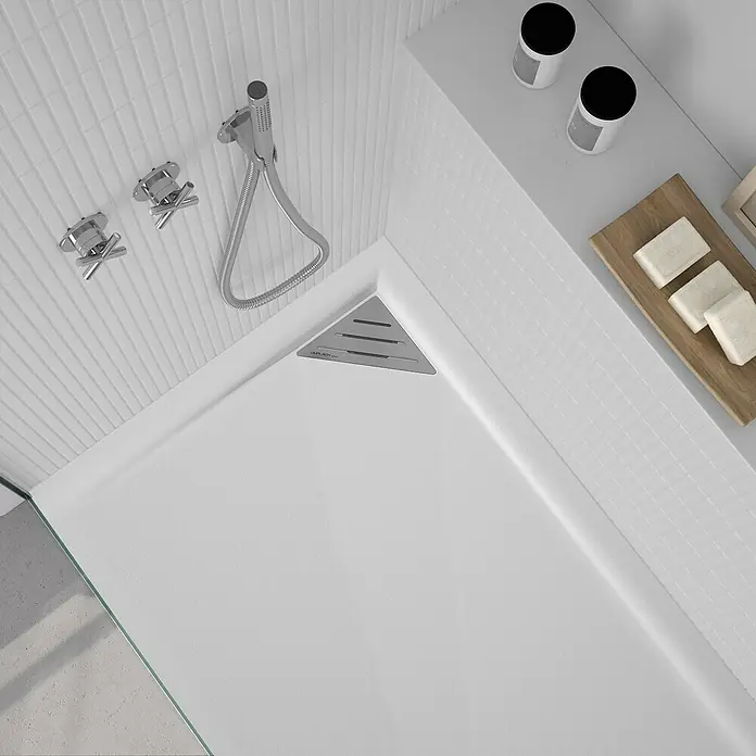 Duplach Plato de ducha Mío - L x An: 80 x 80 cm, Material compuesto, Blanco, Rejilla a la derecha - Vista de una ducha moderna con plato de ducha blanco, accesorios y una repisa con jabón y productos cosméticos.