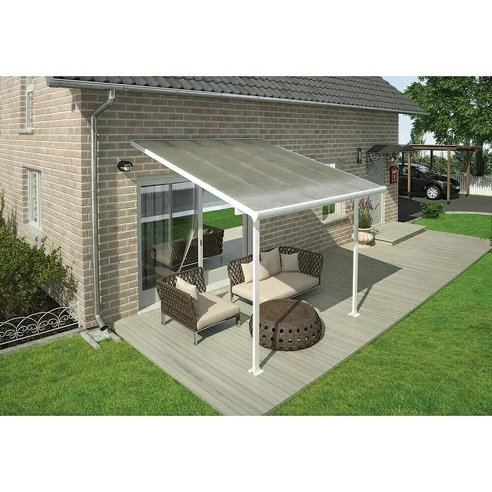 Solid Elements Terrassenüberdachung Martina - B x T: 305 x 300 cm, Verkehrsweiß, Polycarbonat, Transparent - Terrassenüberdachung mit weißen Pfosten und Möbeln auf einer hölzernen Terrasse vor einem Backsteinhaus.