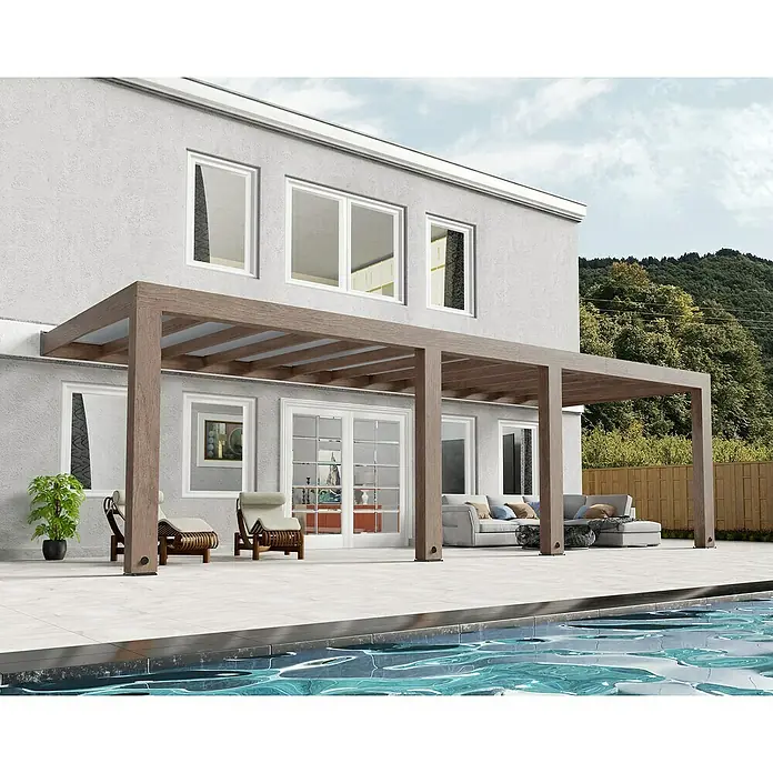 Palram – Canopia Terrassenüberdachung Helsinki - B x T: 860 x 300 cm, Braun, Polycarbonat, Solargrau - Elegante Holzpergola neben Pool auf Terrasse. Die Pergola bietet Schatten und einen stilvollen Außenbereich für Entspannung und gesellige Stunden.