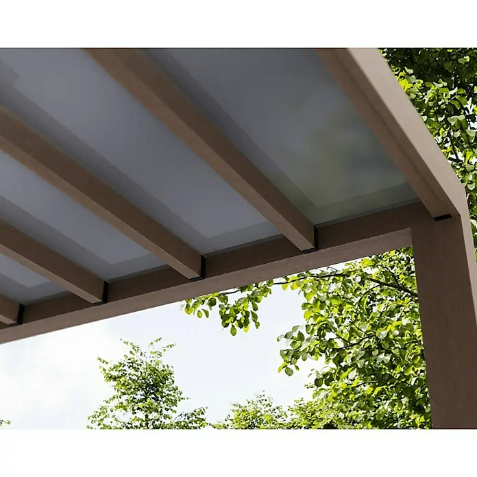 Palram – Canopia Terrassenüberdachung Helsinki - B x T: 470 x 300 cm, Braun, Polycarbonat, Solargrau - Detailaufnahme einer modernen Pergola mit Holzstruktur und lichtdurchlässigem Dach, umgeben von üppigem Grün.