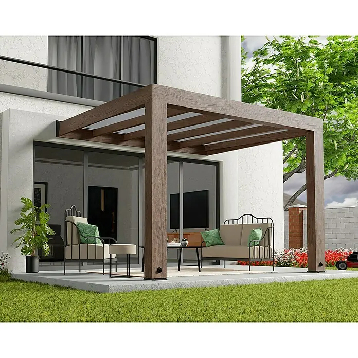 Palram – Canopia Terrassenüberdachung Helsinki - B x T: 340 x 300 cm, Braun, Polycarbonat, Solargrau - Terrasse mit einer modernen Holzpergola, die Schatten spendet und einen gemütlichen Sitzbereich im Freien schafft.