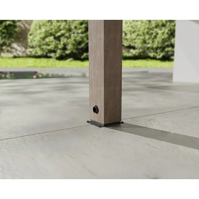 Palram – Canopia Terrassenüberdachung Helsinki - B x T: 470 x 300 cm, Braun, Polycarbonat, Solargrau - Nahaufnahme einer Terrassenstruktur mit einer Holzstütze und einer Basis, die auf einer Betonoberfläche befestigt ist.