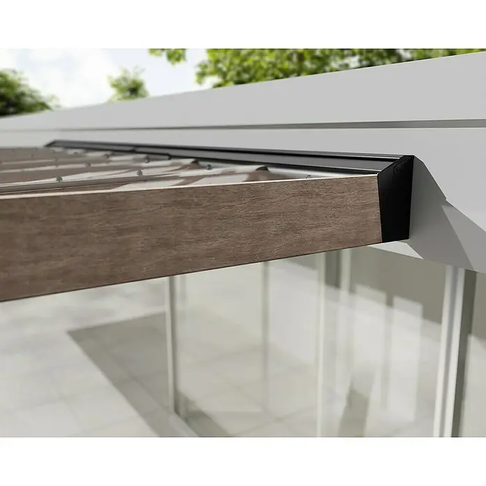 Palram – Canopia Terrassenüberdachung Helsinki - B x T: 340 x 300 cm, Braun, Polycarbonat, Solargrau - Nahaufnahme einer modernen Pergola mit Holzstruktur und schwarzem Rahmen, die Schatten spendet und das Design hervorhebt.