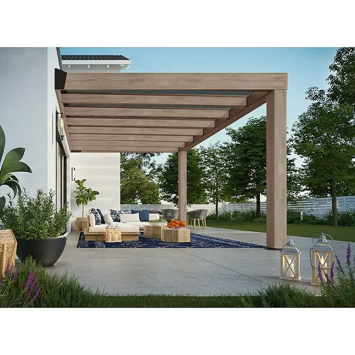 Palram – Canopia Terrassenüberdachung Helsinki - B x T: 470 x 300 cm, Braun, Polycarbonat, Solargrau - Stilvolle Terrasse mit einer hölzernen Pergola, die Schatten spendet und eine gemütliche Sitzecke mit modernen Möbeln hervorhebt.