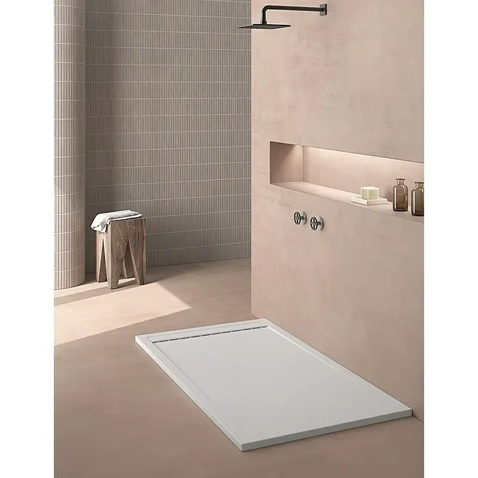 Duplach Plato de ducha Smart - L x An: 100 x 90 cm, Material compuesto, Blanco - Zona de ducha con plato de ducha blanco plano y accesorios en una pared con nicho.