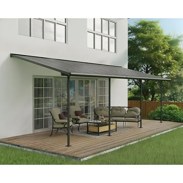 Palram – Canopia Terrassenüberdachung Capri - B x T: 739 x 299 cm, Anthrazit, Polycarbonat, Klar - Bild einer Terrassenüberdachung mit Möbeln. Die Überdachung schützt die Sitzgruppe vor Sonne und Regen und bietet einen gemütlichen Außenbereich.