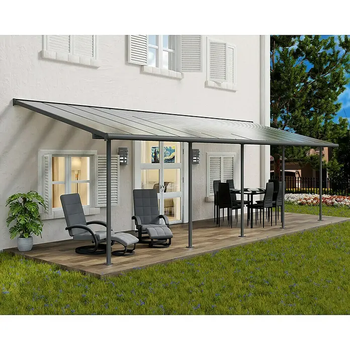 Palram – Canopia Terrassenüberdachung Sierra - B x T: 860 x 299 cm, Anthrazitgrau, Polycarbonat, Klar - Terrassenüberdachung mit Möbeln auf einer Holzterrasse, die einen komfortablen und stilvollen Außenbereich schafft.