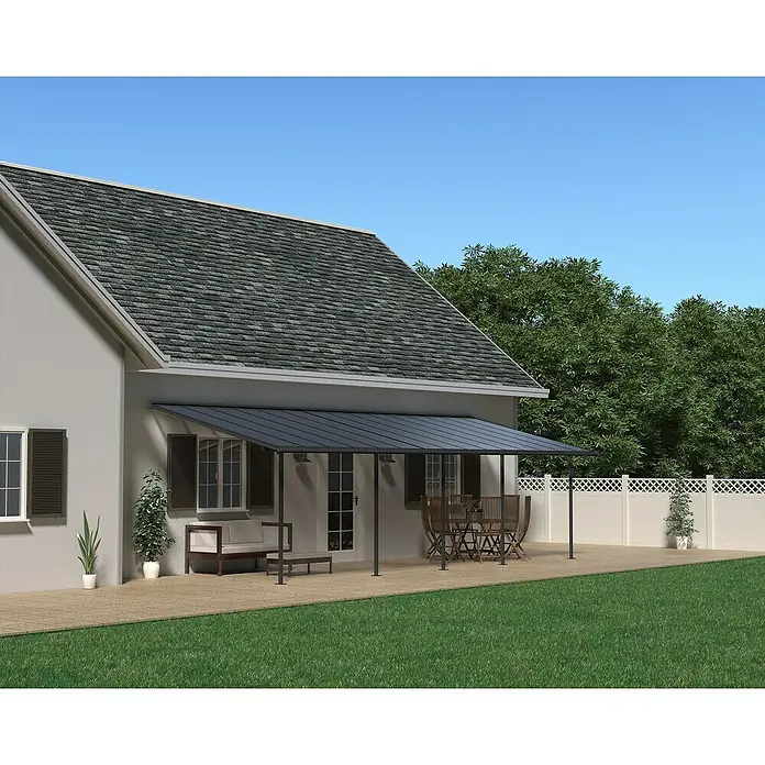 Palram – Canopia Terrassenüberdachung Capri - B x T: 924 x 299 cm, Anthrazitgrau, Polycarbonat, Grau - Das Bild zeigt eine moderne Terrassenüberdachung, die an einem Haus angebracht ist und einen stilvollen Außenbereich bietet.