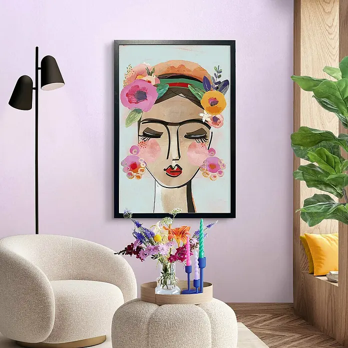 Reinders Holzrahmen - 61 x 91,5 cm, Schwarz - Gerahmtes Porträtgemälde einer Frau mit Blumen im Haar, das an einer lila Wand hängt. Dekorative Elemente befinden sich im Vordergrund.