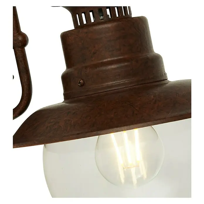 Searchlight Station Außenwandleuchte - 60 W, 26,5 x 27 x 21,5 cm, Braun, IP44 - Nahaufnahme einer rustikalen Wandleuchte mit einer Glühbirne, die ein warmes Licht ausstrahlt. Die Lampe hat ein Vintage-Design.