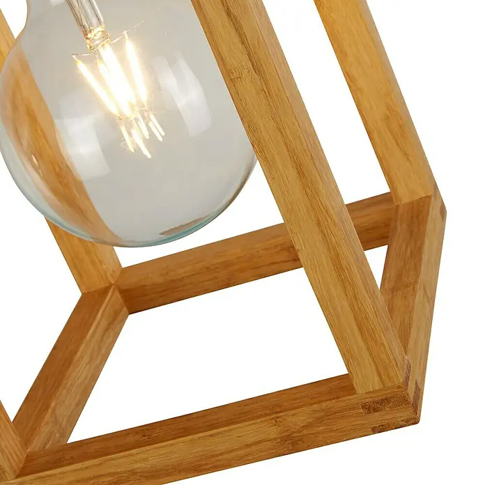Searchlight Pendelleuchte Square - 60 W, 20 x 20 x 120 cm, Braun/ Schwarz - Nahaufnahme einer Pendelleuchte mit einer klaren Glühbirne in einem Holzrahmen, die ein warmes Licht ausstrahlt. Das elegante Design passt gut zu modernen Interieurs.