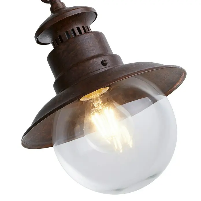 Searchlight Station Pendelleuchte - 60 W, L x B x H: 21,5 x 21,5 x 86 cm - Detailaufnahme einer Pendelleuchte im Vintage-Stil mit einer klaren Glaskugel und einem warmen Licht, das eine gemütliche Atmosphäre erzeugt.