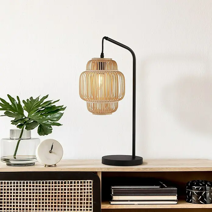 Searchlight Tischleuchte Java - 60 W, L x B x H: 19,5 x 19,5 x 55 cm, Braun/Schwarz, E27, Durchmesser: 20 cm - Elegante Tischleuchte mit einem Lampenschirm aus Bambusgeflecht auf einem Beistelltisch mit Dekorationen.
