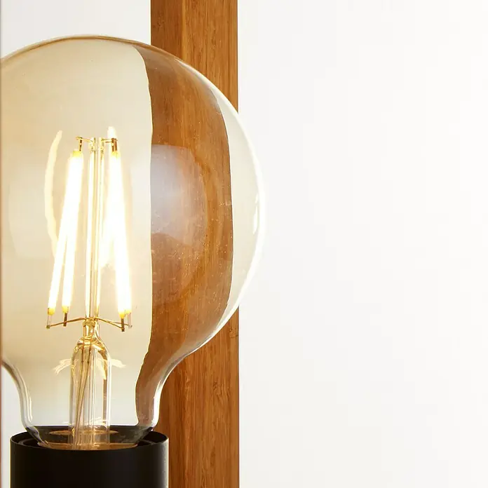 Searchlight Tischleuchte Square - 60 W, L x B x H: 25 x 20 x 25 cm, Braun, E27 - Nahaufnahme einer dekorativen Glühbirne mit Holzsockel, die ein warmes, einladendes Licht ausstrahlt. Perfekt für stimmungsvolle Beleuchtung.