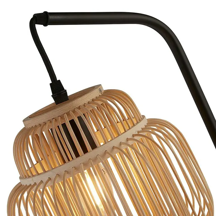 Searchlight Tischleuchte Java - 60 W, L x B x H: 19,5 x 19,5 x 55 cm, Braun/Schwarz, E27, Durchmesser: 20 cm - Nahaufnahme einer Rattan-Leuchte mit dunklem Metallarm, die warmes Licht ausstrahlt. Die Lampe ist handgefertigt und strahlt natürliche Eleganz aus.