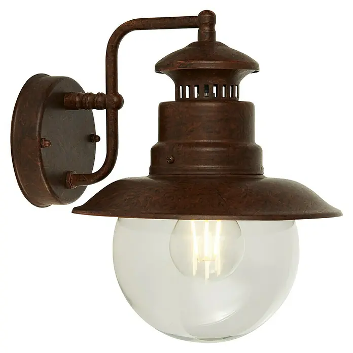 Searchlight Station Außenwandleuchte - 60 W, 26,5 x 27 x 21,5 cm, Braun, IP44 - Nahaufnahme einer rustikalen Wandleuchte mit einer klaren Glaskugel und einem bronzefarbenen Metallgehäuse, die eine warme, einladende Atmosphäre schafft.