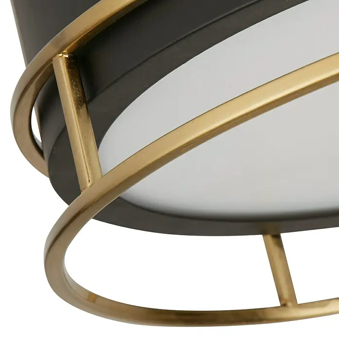 Searchlight Deckenleuchte rund Phoenix - 60 W, Ø x H: 30 x 9,5 cm, Schwarz/ Gold - Nahaufnahme einer modernen Deckenleuchte mit schwarzem Gehäuse und goldenem Metallrahmen. Das Licht strahlt sanft durch eine weiße Abdeckung.