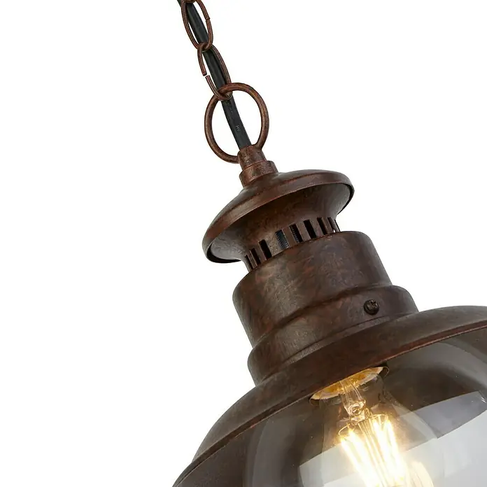 Searchlight Station Pendelleuchte - 60 W, L x B x H: 21,5 x 21,5 x 86 cm - Detailaufnahme einer rustikalen Pendelleuchte mit Kettenaufhängung und Edison-Glühbirne, die warmes Licht ausstrahlt.