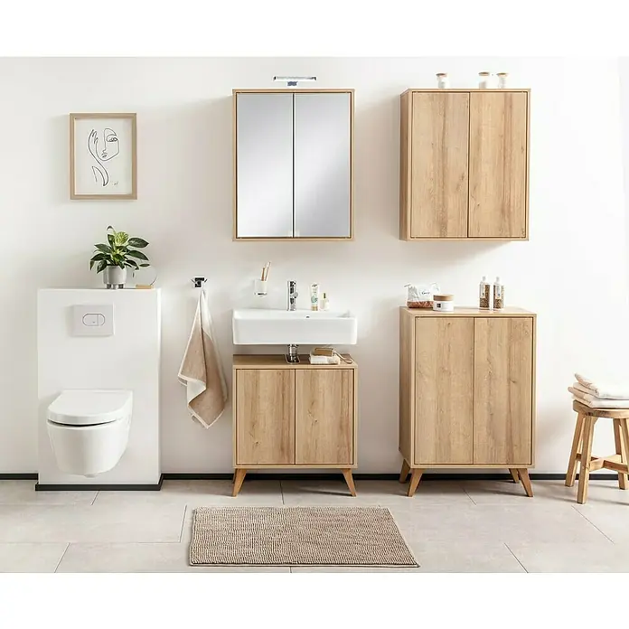 Fackelmann Finn Bad-Hängeschrank - B x T x H: 600 x 201 x 750 mm, Ast-Eiche - Ein modernes Badezimmer mit Holzschränken, einem Spiegel, einem Waschbecken und einer Toilette. Die Möbel sind hell und freundlich.