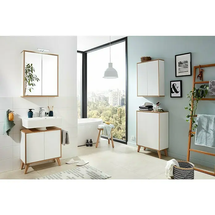 Fackelmann Finn Waschbeckenunterschrank - B x T x H: 600 x 305 x 500 mm, Ast-Eiche, Weiß - Ein modernes Badezimmer-Interieur mit weißen Badmöbeln und Holzdetails, einschließlich Waschtisch und Spiegelschrank.