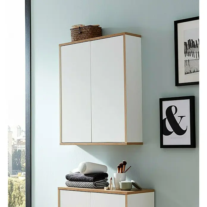 Fackelmann Finn Bad-Hängeschrank - B x T x H: 600 x 201 x 750 mm, Ast-Eiche, Weiß - Ein stilvoller Badezimmerschrank mit weißen Türen und Holzrahmen, der Funktionalität und modernes Design vereint. Praktische Aufbewahrungslösung.