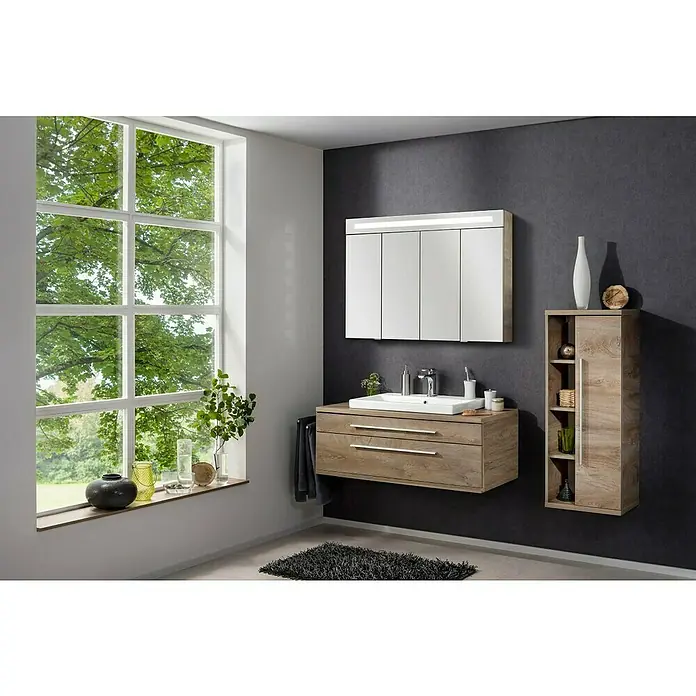 Fackelmann Stanford Bad-Midischrank - B x T x H: 418 x 320 x 1.060 mm, Nature Oak, Anschlag: rechts - Ein modernes Badezimmer-Interieur mit einem schwebenden Waschtisch, Spiegelschrank und einem Hochschrank in Holzoptik.