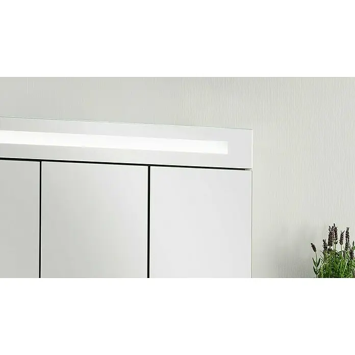 Fackelmann Stanford Spiegelschrank - B x H: 1.100 x 784 mm, Weiß - Nahaufnahme eines weißen Spiegelschranks mit integrierter Beleuchtung und minimalistischem Design, ideal für moderne Badezimmer.